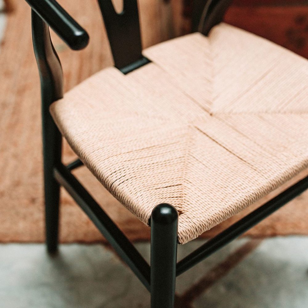 WEGNER WOODEN CHAIR CH24 Replica. Find it on MisterWils. More than 4000m2 of showroom and warehouse. sesion black 1