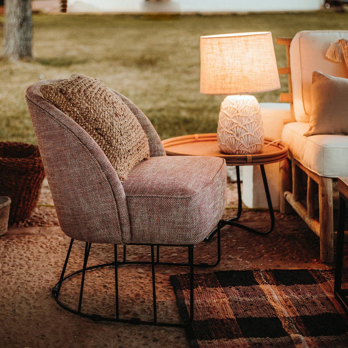 Misterwils-sillas-tapizadas-1 La combinación entre la madera y las lámparas de rattan-5