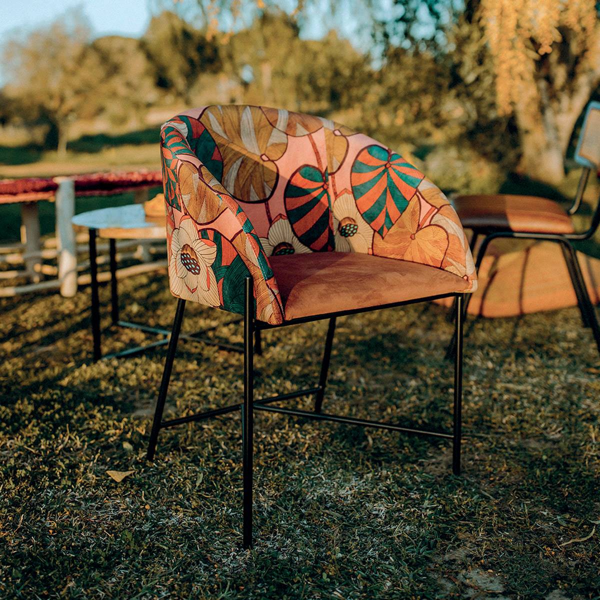 Misterwils-sillas-tapizadas La combinación entre la madera y las lámparas de rattan-5