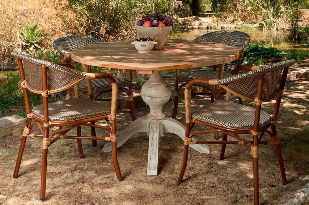 misterwils-blog-bistrot-stackable-chairs-014 sillas apilables estilo bistrot en el campo