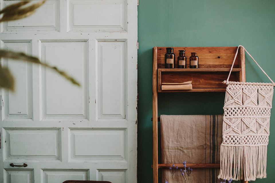 misterwils-blog-scandi-boho-8 estanterías de estilo scandi boho para decorar salón