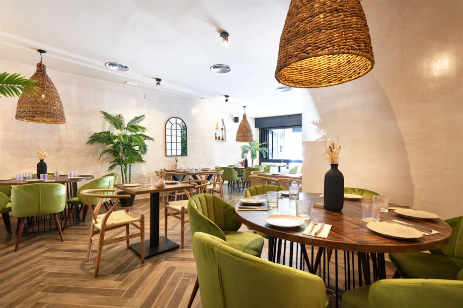 decorar restaurantes con sillas tapizadas patas de aguja