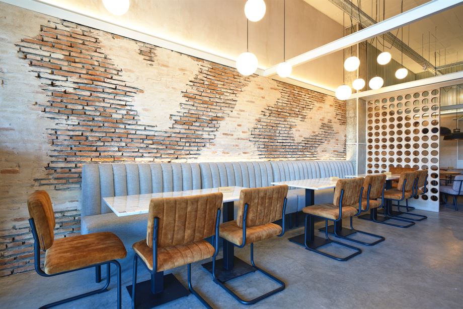 decorar restaurantes con sillas tapizadas en voladizo tipo cesca