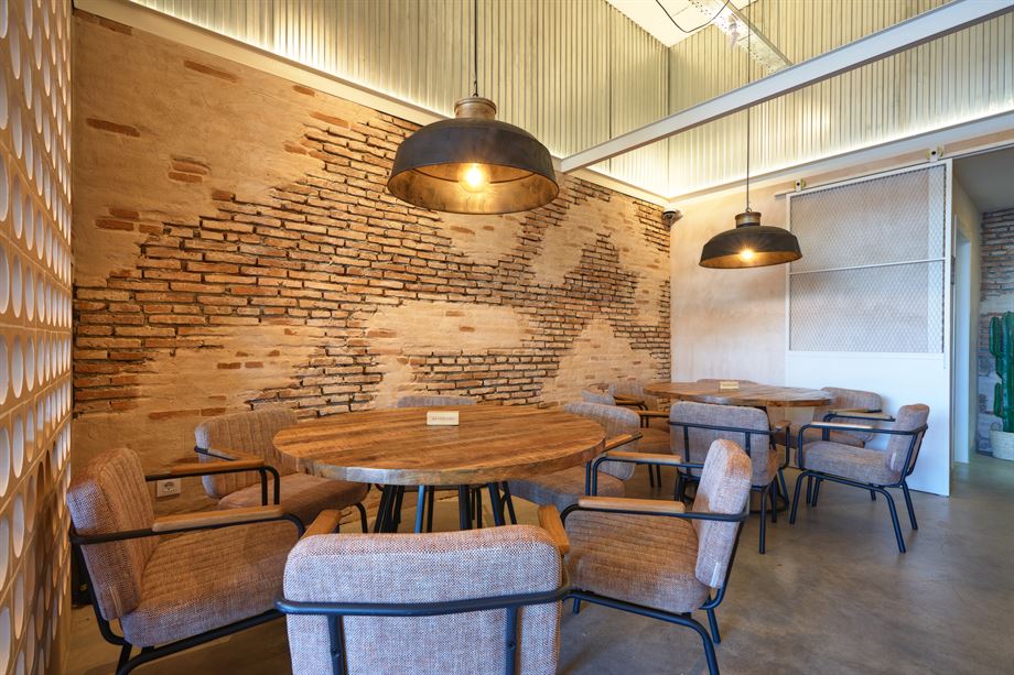 decorar restaurantes con sillas tapizadas con reposabrazos