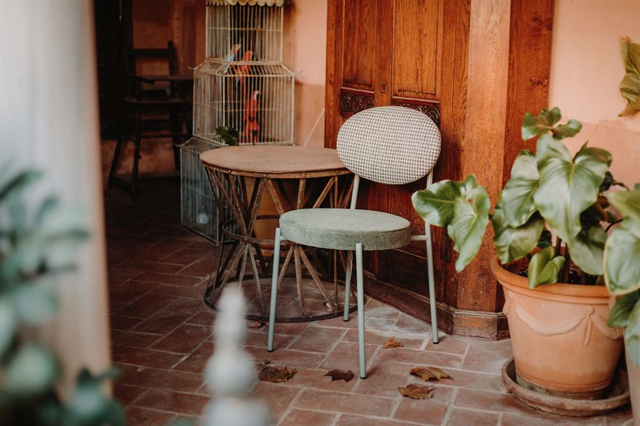 decorar restaurantes con sillas tapizadas cuadros vichy