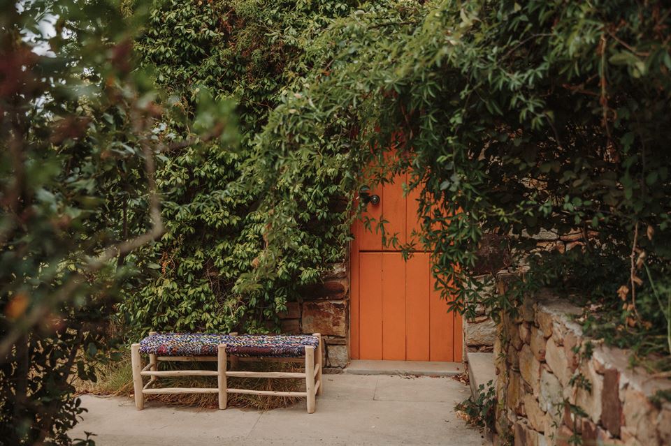 misterwils-blog-ideas-for-colourful-living-rooms-7 MESAS RÚSTICAS DE MADERA REDONDAS