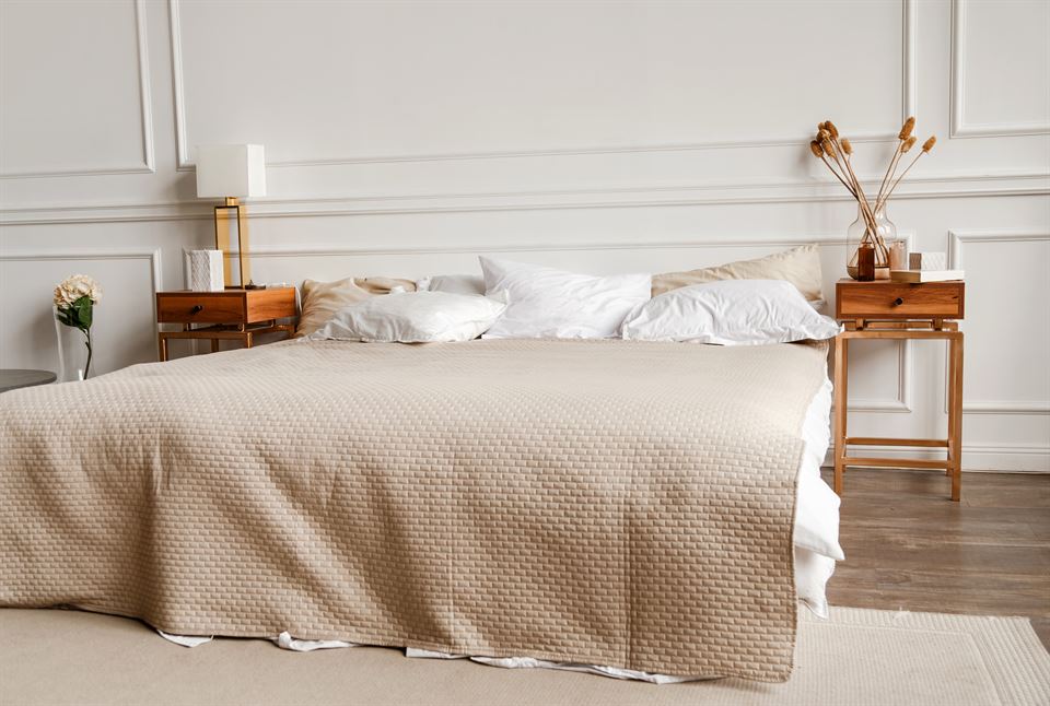 Luxury contemporary bedroom interior with gypsum stucco on white walls. MUEBLES Y MESAS RÚSTICAS DE MADERA