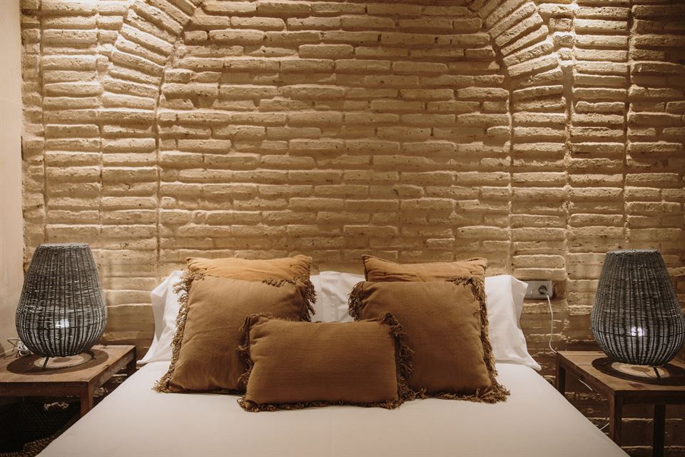10 sconces and lamps for bedside tables