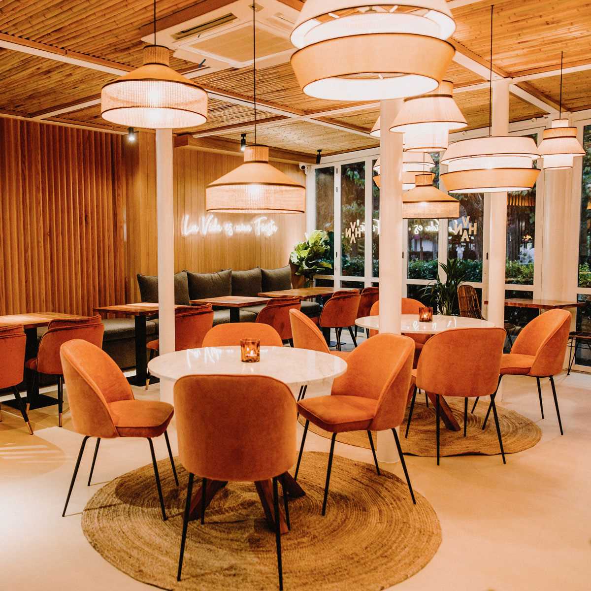 misterwils-upholstered-chairs-seken-1 La combinación entre la madera y las lámparas de rattan-5