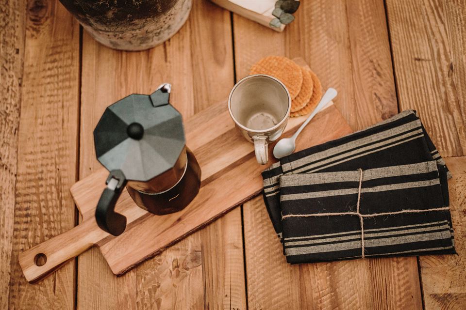 How to decorate with wooden furniture, an essential material