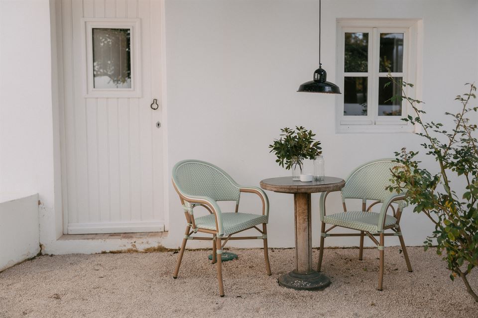 Ideas for decorating your garden with trendy furniture