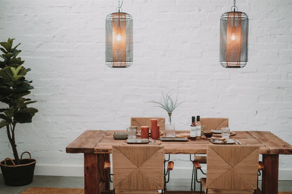misterwils-blog-the-importance-of-lighting-in-the-living-room-1 detalle de lámpara con forma geométrica