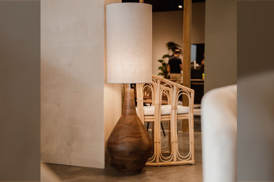 misterwils-blog-the-importance-of-lighting-in-the-living-room-6 detalle de lámpara con forma geométrica