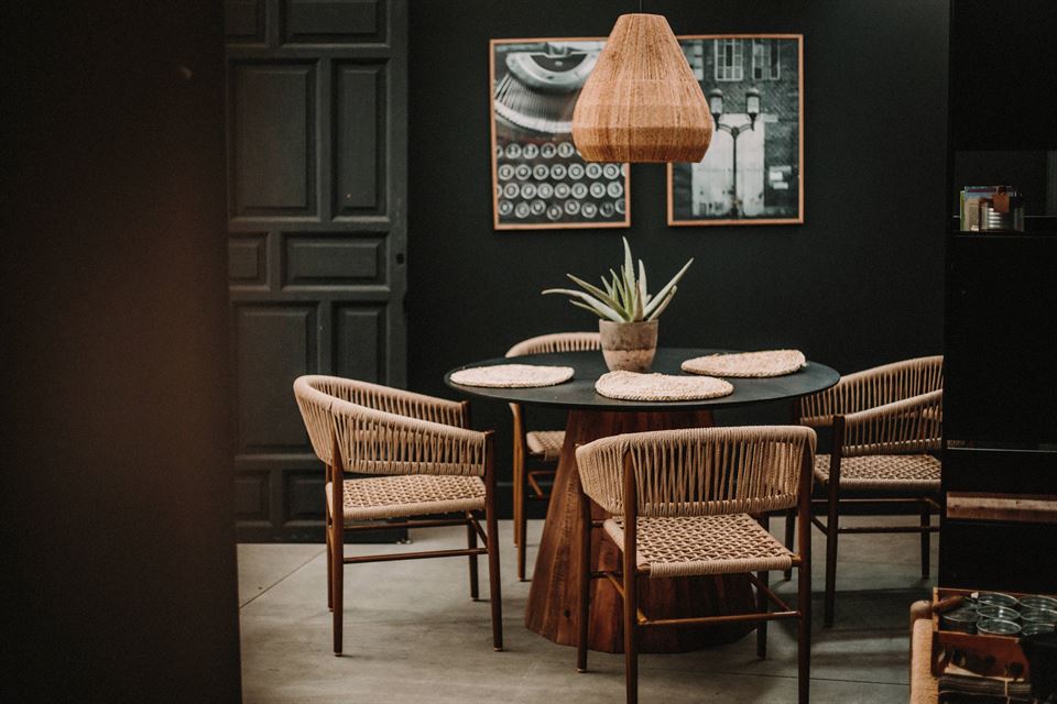 misterwils-blog-the-importance-of-lighting-in-the-living-room-7 detalle de renovación de lámapras de techo en fibras naturales