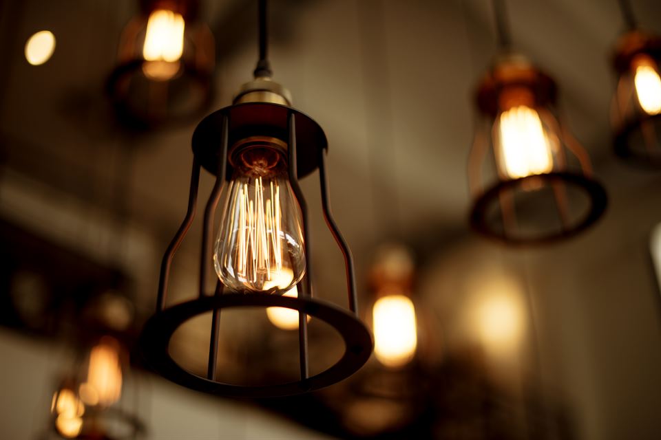 misterwils-blog-the-importance-of-lighting-in-the-living-room-9 detalle de lámpara con forma geométrica