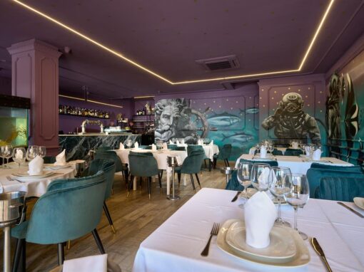 The restaurant Mara, in Sotogrande, reopens its doors after a refurbishment with a lot of art.
