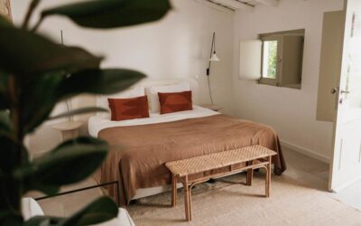 These benches at the foot of the bed are perfect for your bedroom