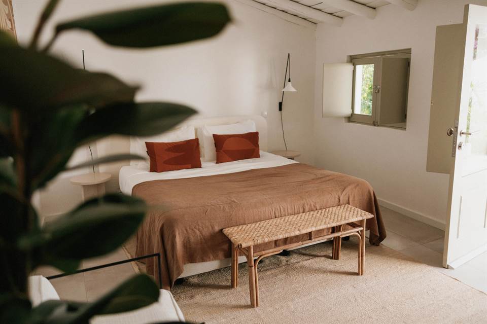 These benches at the foot of the bed are perfect for your bedroom